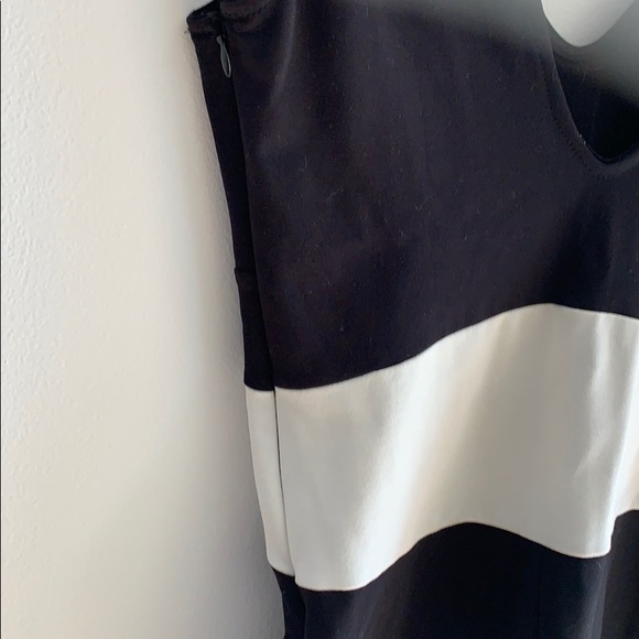 Easel form fitting dress - Picture 5 of 5